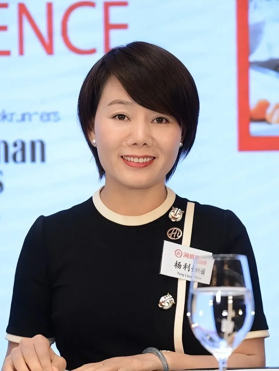 2021年，海底捞集团净亏损高达45个亿，副CEO杨利娟站出来执掌大局，却因学历...