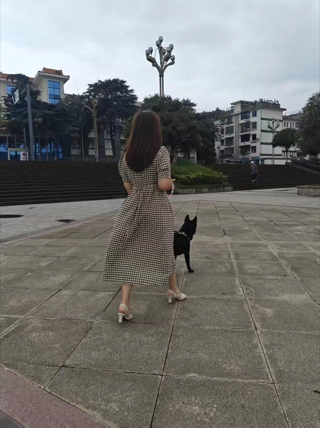 我有喜秋综合症，凉凉的风一吹，身上不再汗津津的，终于可以脱掉洗的皱皱巴巴的短衣短