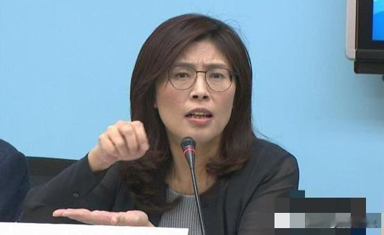从大陆的温情到美国的冰冷，一切都在她踏出那扇门的瞬间发生了质变。她不是不懂劝诫，