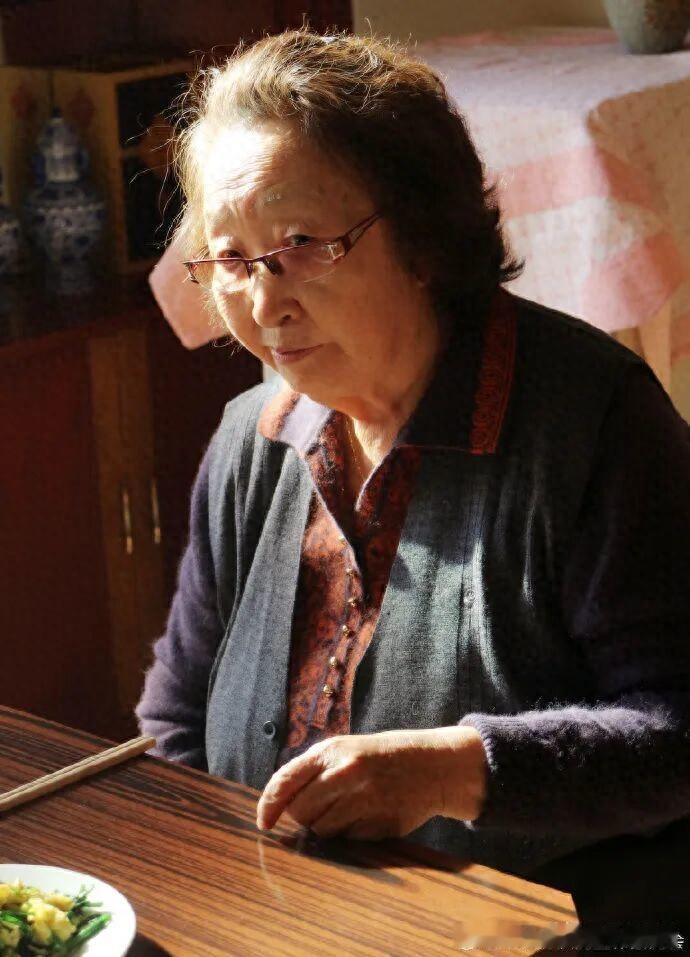 影视表演艺术家彭玉昨日离世，享年93岁。很多人记住彭玉，是《东北一家人》里嗓门爽