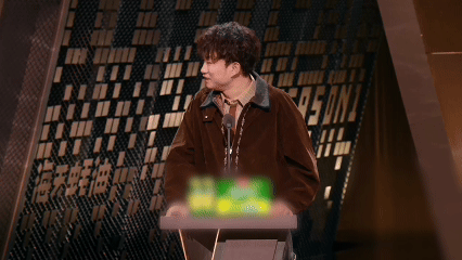 歌不是谁唱火的谁有版权不好笑就露宿街头《月亮代表我的心》原唱是陈芬兰，但所有人都