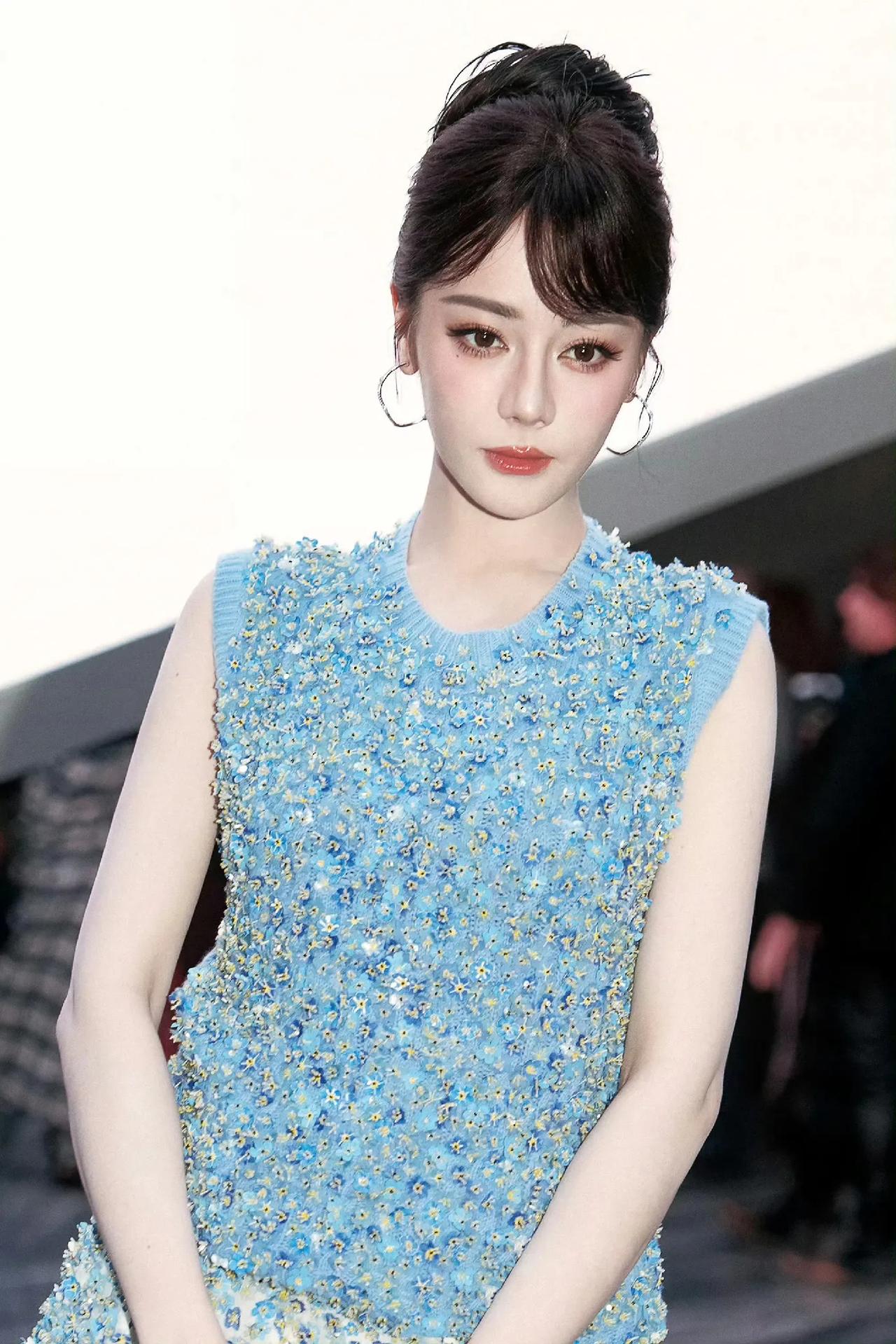 迪丽热巴完美神颜！谁说真人芭比只存在于动画里？镜头前的迪丽热巴，高鼻大眼、巴掌脸