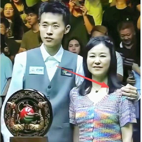 常冰玉虽然夺冠了
但是上台合影的妈妈却还有一个遗憾
​并非是17.5万英镑奖金太