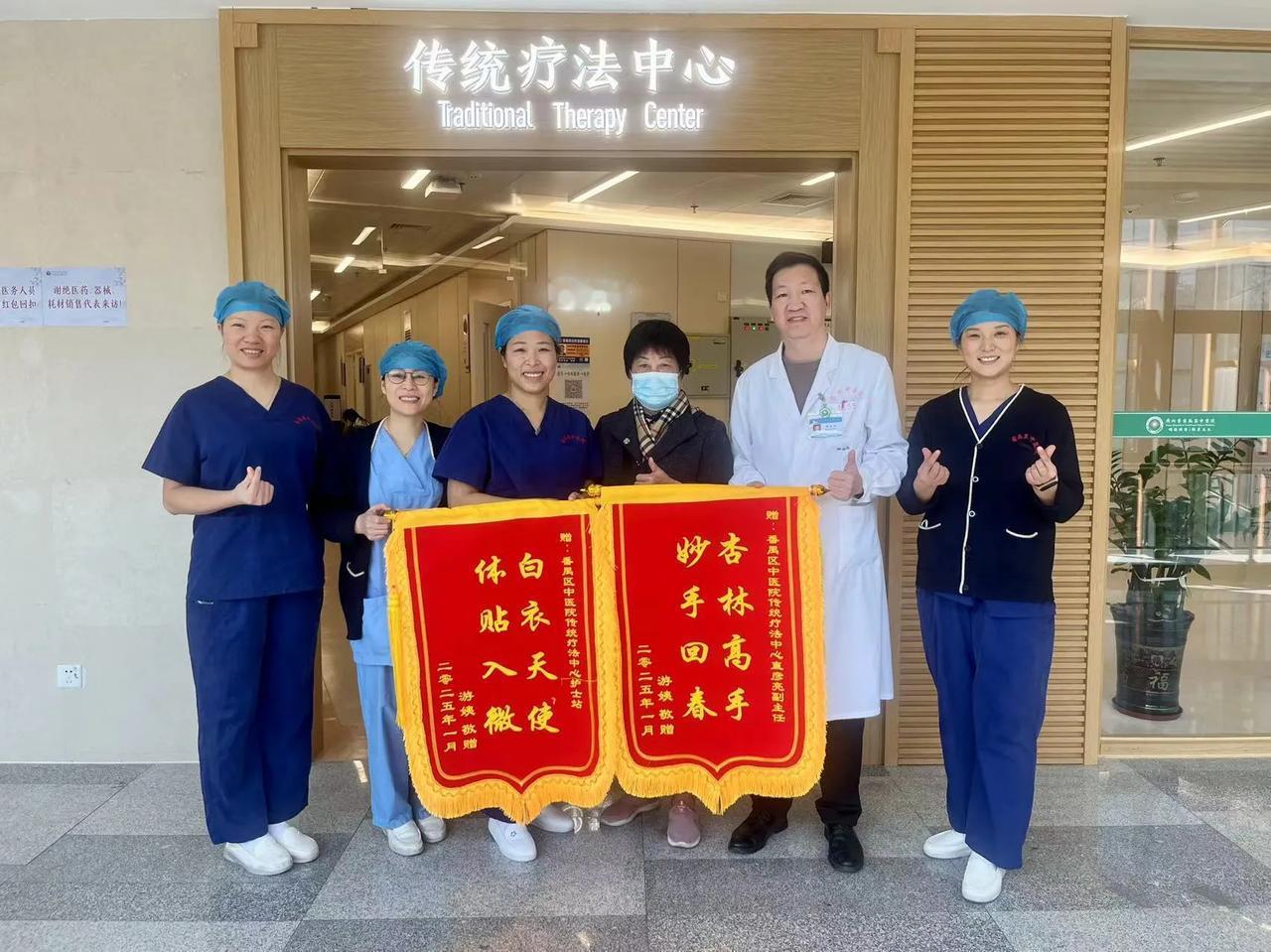 不少踝关节扭伤的患者，做了核磁共振，提示肌腱损伤，就有一部分人选择了手术治疗，但