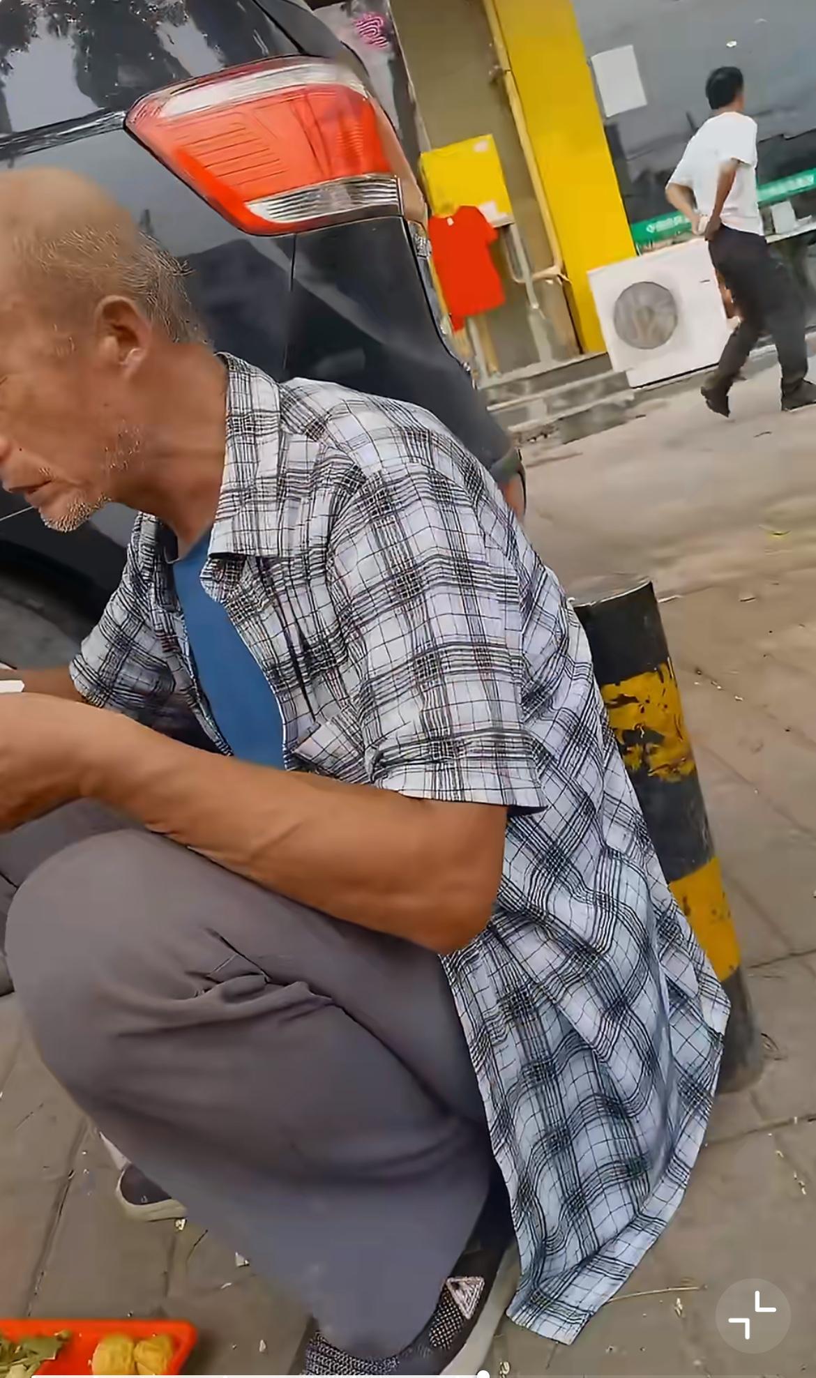 想不到物价高的北京街头竟然还有 5 块一份的盒饭，在北京马驹桥，路边一辆一辆三轮