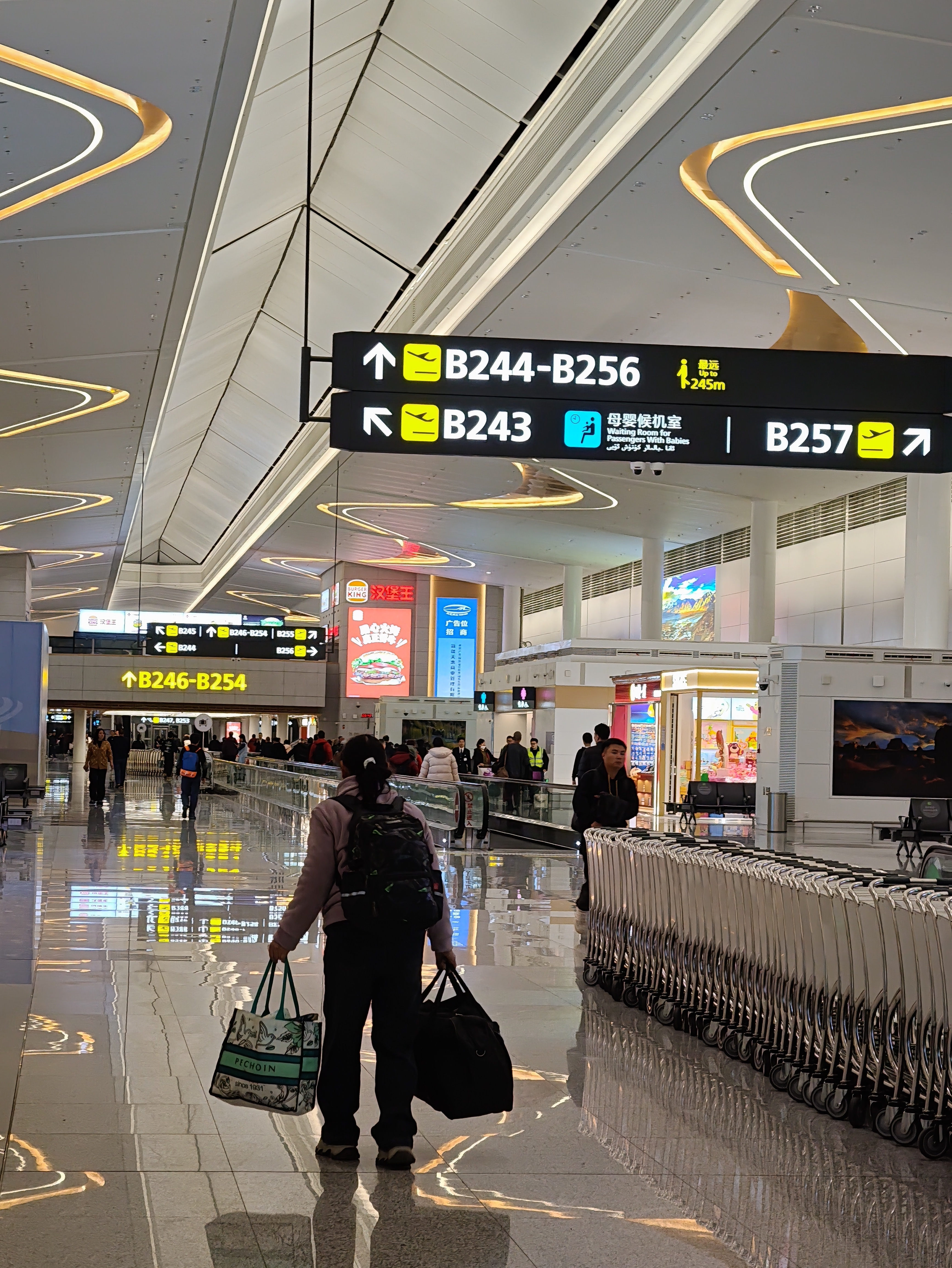 7:25的航班，一睁眼已经6:17了，还好昨晚睡在机场内的酒店，一路狂奔通过易安