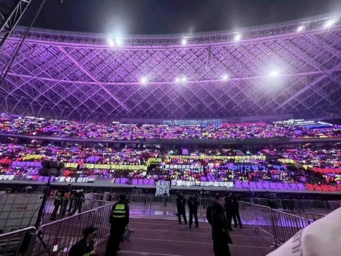 时代少年团今日六周年演唱会灯牌马嘉祺紫海   丁程鑫红海   宋亚轩蓝海 