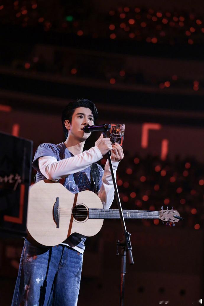 王力宏周深合唱王力宏成都演唱会惊喜嘉宾周深登场，同为实力派音乐人默契满分，同台过