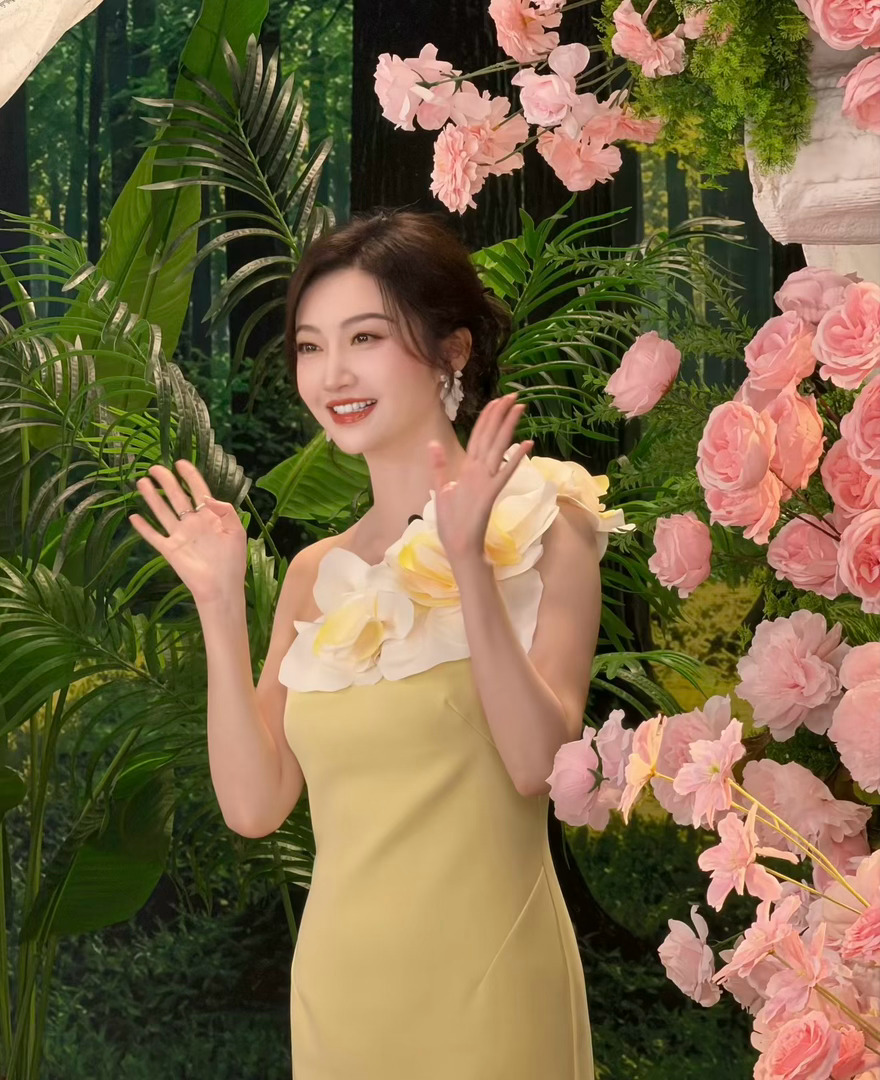 美团官博删除景甜相关博文美团撤下景甜活动海报，这是百万撤离了啊？心疼景甜一分钟！