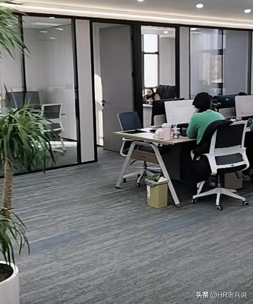 大家身边有没有这样的同事

一件衣服五六千，一个包包近万，一件首饰过万，花这钱都