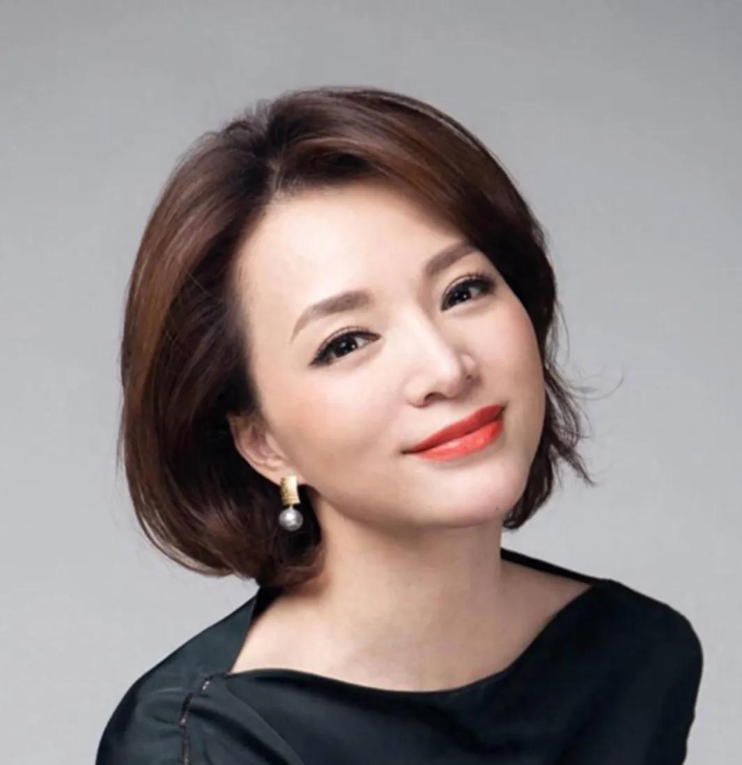 董卿曾赴美生子的行为一直备受争议，这一事件再次被网友提及和讨论，对她的公众形象产