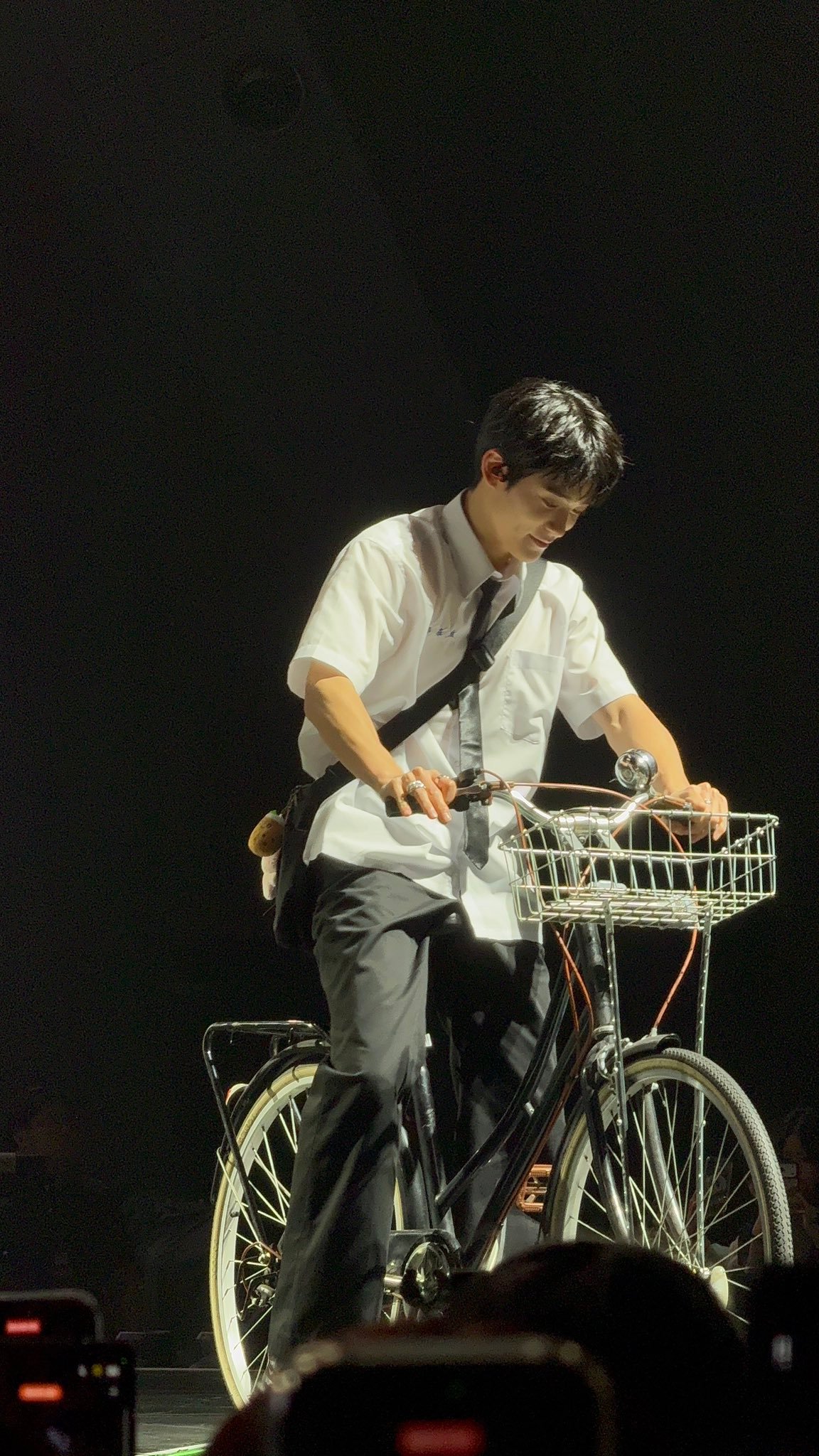 校服上写了「鄭在玹」 