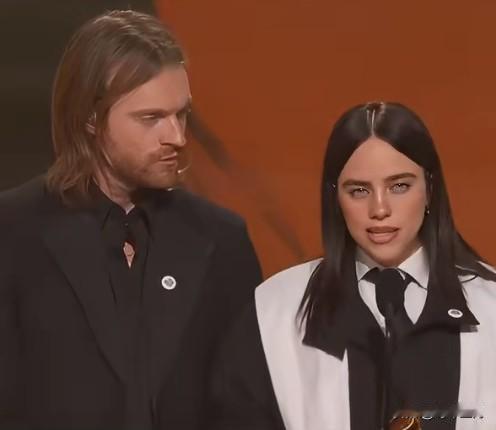 说唱歌手Bad Bunny在2026年洛杉矶格莱美颁奖典礼上开场致辞，对观众说“