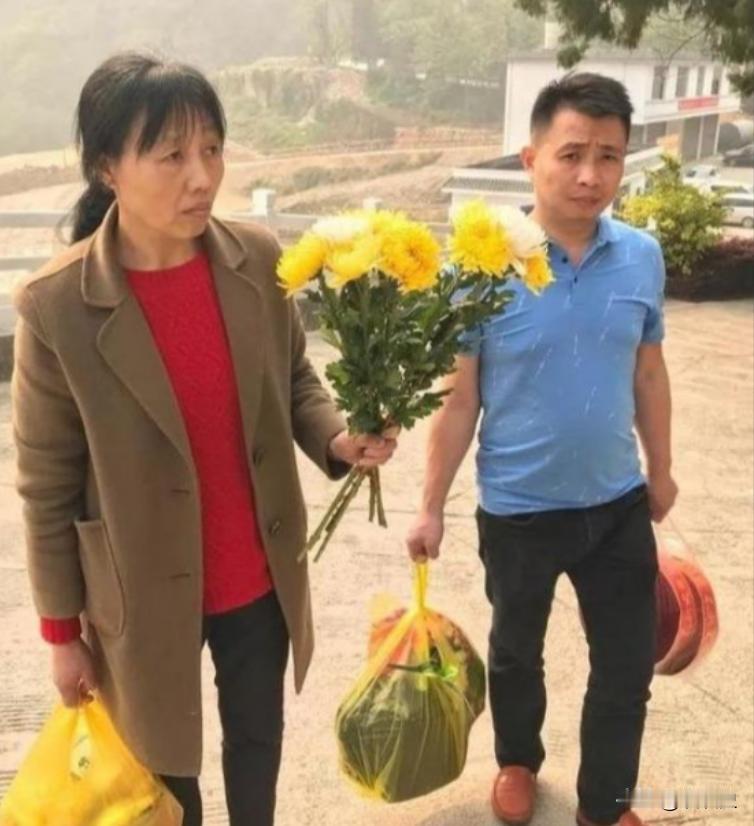 1984年，一战士壮烈牺牲，23岁的新婚妻子却拒绝改嫁，谁料35年后，妻子带着儿