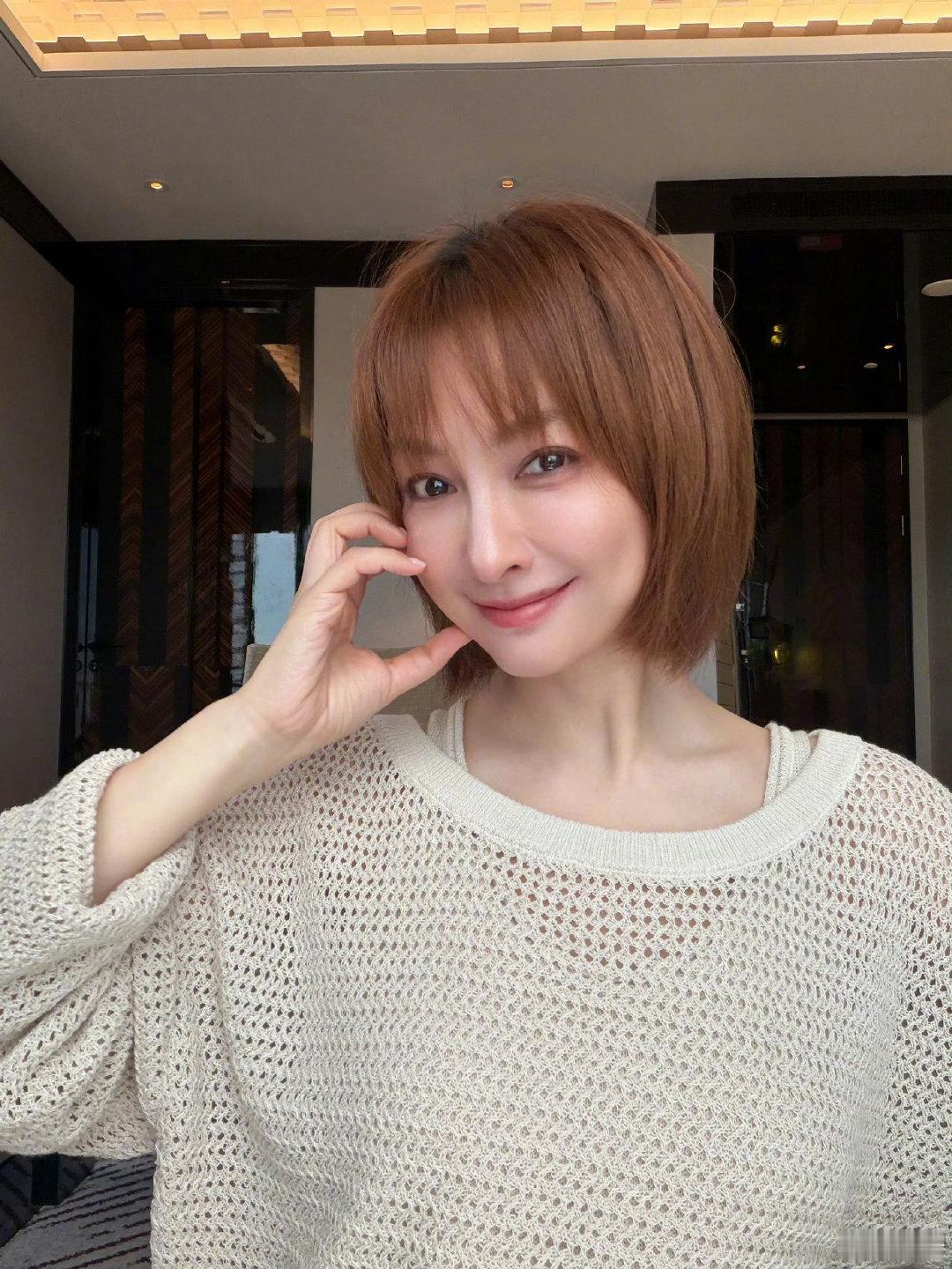 吴昕4月春日碎片吴昕认真记录美好时光吴昕认真记录4月春日碎片，九宫格照片里，她风