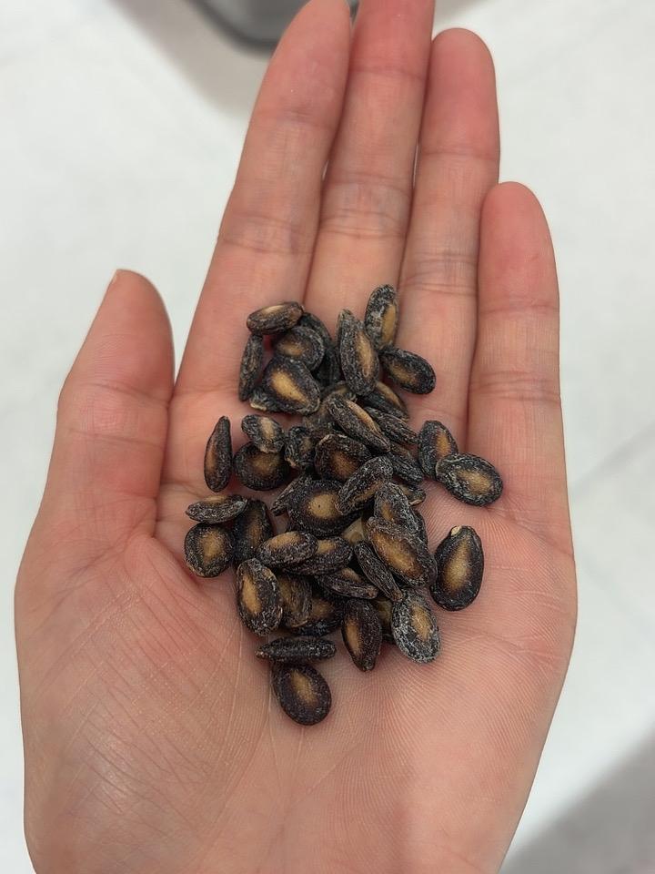 瓜子发霉了还能吃吗?应该不能吃了吧，我最喜欢吃的还是咸瓜子越吃越香。
