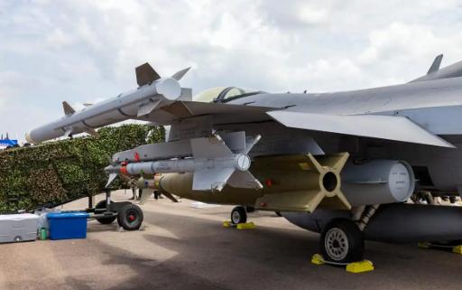 中国技术破局！导弹兼容西方战机，直接击碎欧美垄断壁垒。中国军工再出“王炸”，一项