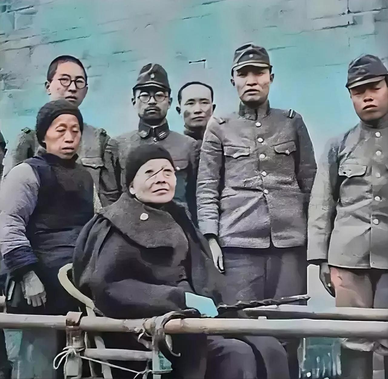 1942年，汪精卫的姐姐汪兆娥到南京投奔汪精卫，和迎接她的日军合影。 

一个“