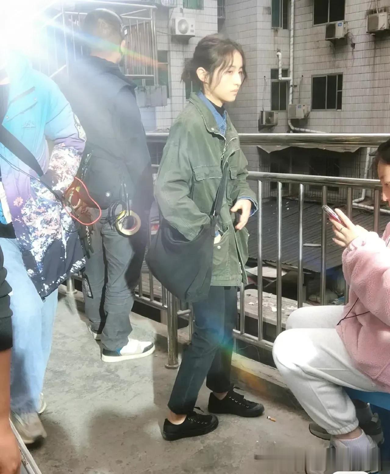 女明星拍戏！好像普通人！

看到一个女明星拍戏了！她的身材不算好，个子也不高，感