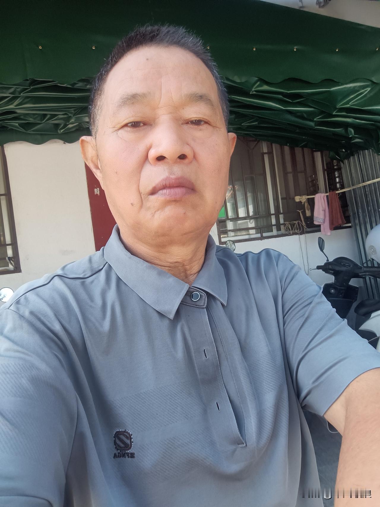 8月13号8点20分前后，天空飘起了点点细雨，不过气温宜人。我依旧穿着和前段时间