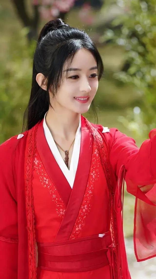 赵丽颖外形特显小，赵丽颖的身材亭亭玉立
，五官秀丽端庄，身材和五官组合起来楚楚动