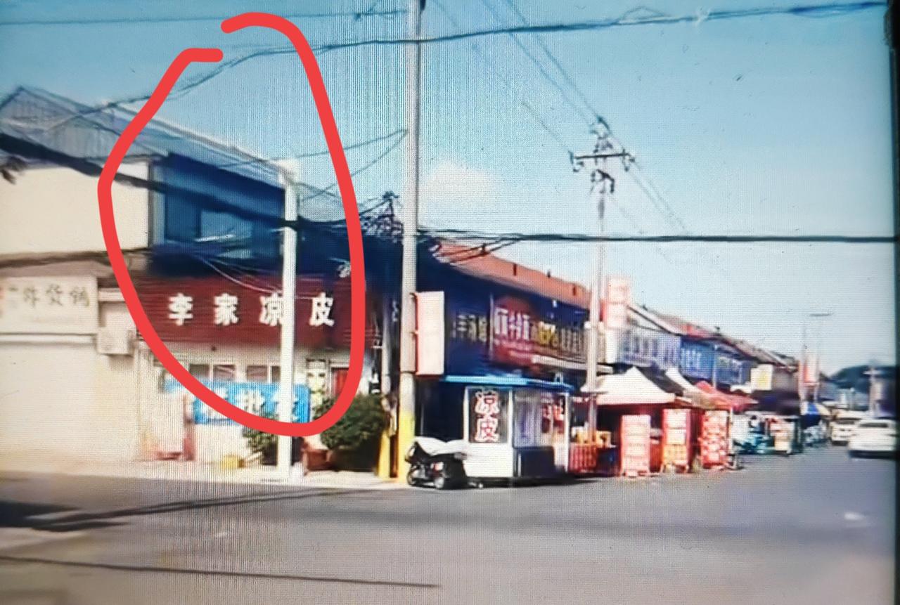即墨区环秀街道李家西城东村村委西北的十字路口已经安装上了红绿灯杆，这个事故频发的