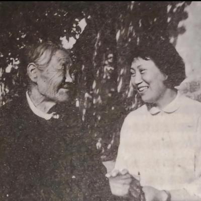 1941年，山东的一位农妇祖秀莲救了身中七弹的八路军战士郭伍士。等到郭伍士去世后