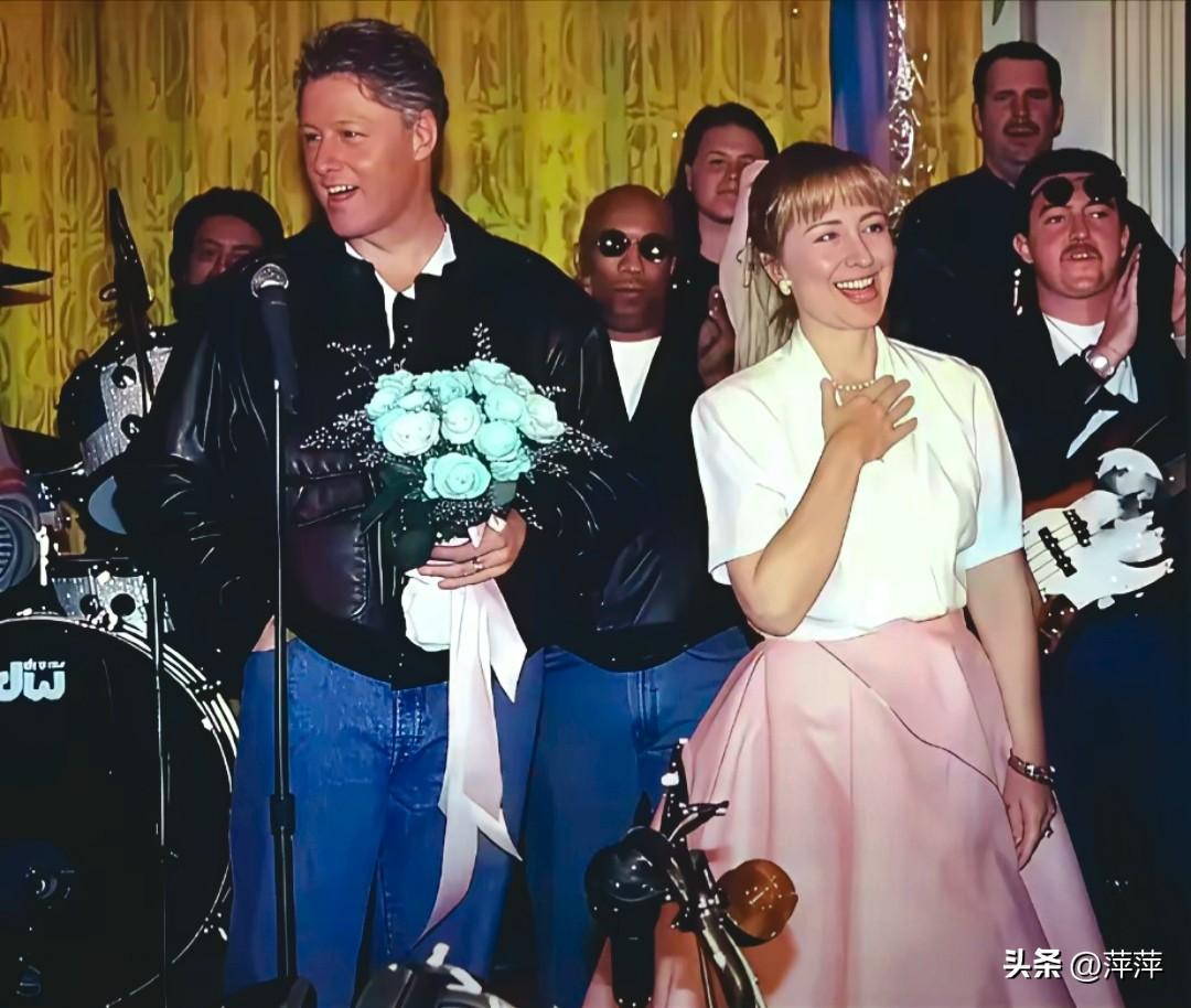 这张照片拍摄于1992年8月19日，是比尔·克林顿在总统竞选期间，为庆祝自己46