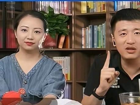 张雪峰招的第一个员工是这个美女万霞，当初给万霞的工资才三千多点。张雪峰至今都很感