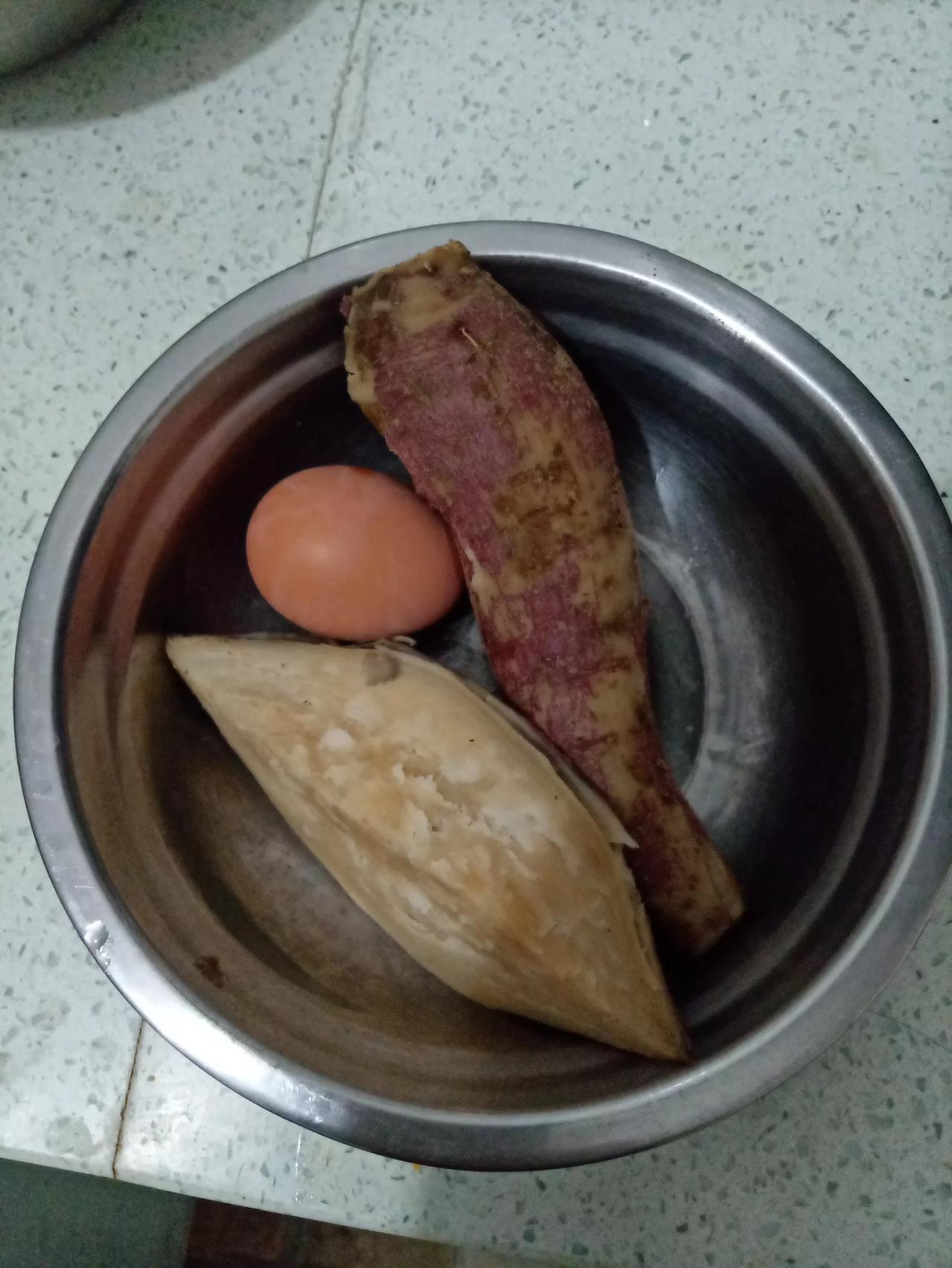 #简简单单又一餐#一个鸡蛋，一块红薯，一杯开水，足矣。