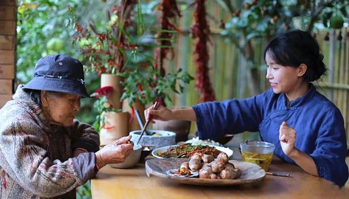 #李子柒时隔三年归来依旧热爱#在李子柒消失的这几年里，有很多人在等她归来。这几年