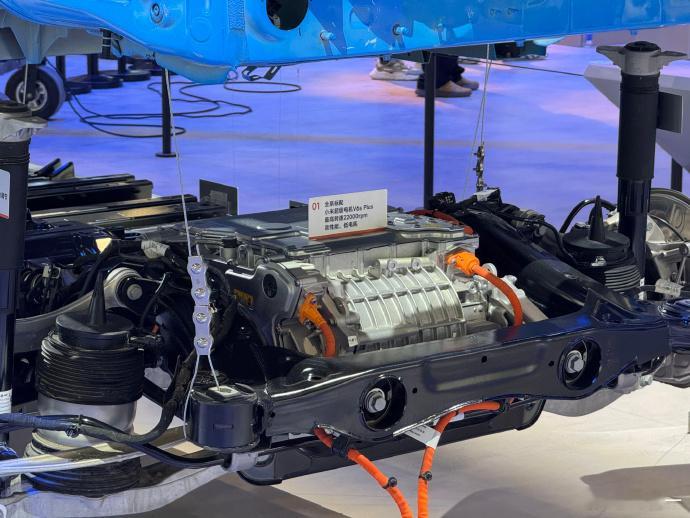 北京车展上，小米SU7以“整车解构化”展示震撼亮相，将车辆结构如前纵梁、门结构、