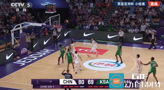 余嘉豪“杀气”太强，一个单臂暴扣震翻旁边的99号防守球员……真的是长出一口恶气，