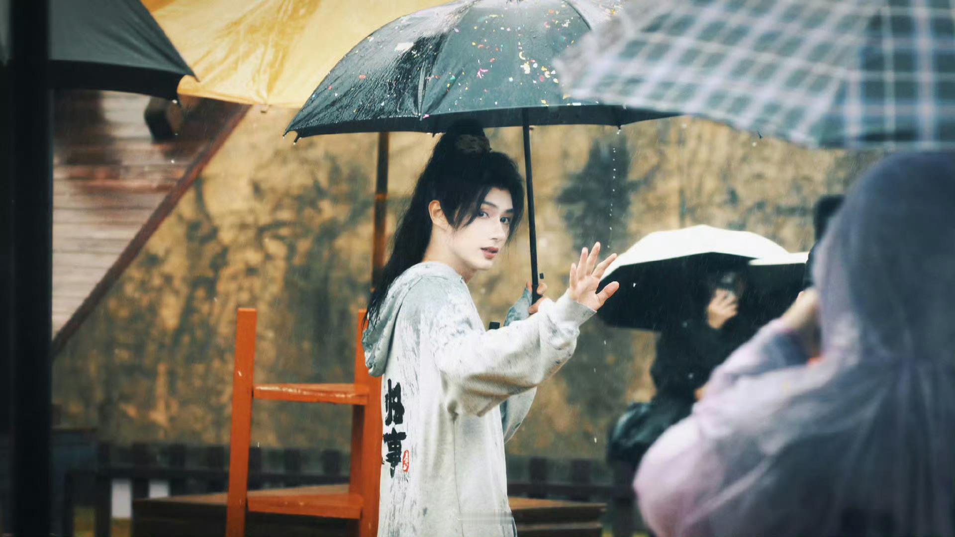 文俊辉撑伞这段都要盘烂了需要马上见到闻良辰🥺🥺 