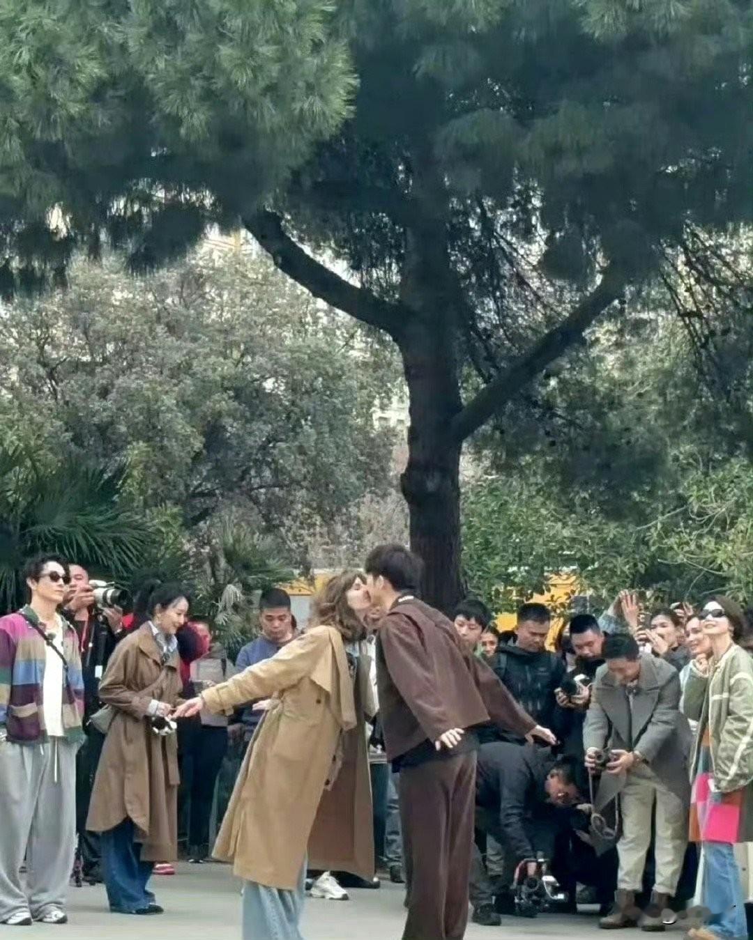 难怪综艺节目喜欢找演员来当嘉宾，众目睽睽之下说亲就亲，没有一定专业演员的心理素质