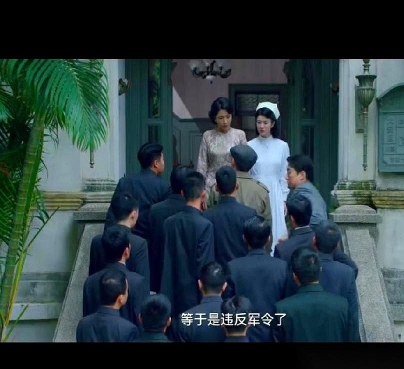 “请你帮忙通知我太太，给我和吴次长送来换洗衣服。”
就这么一句，在档案科里，当着