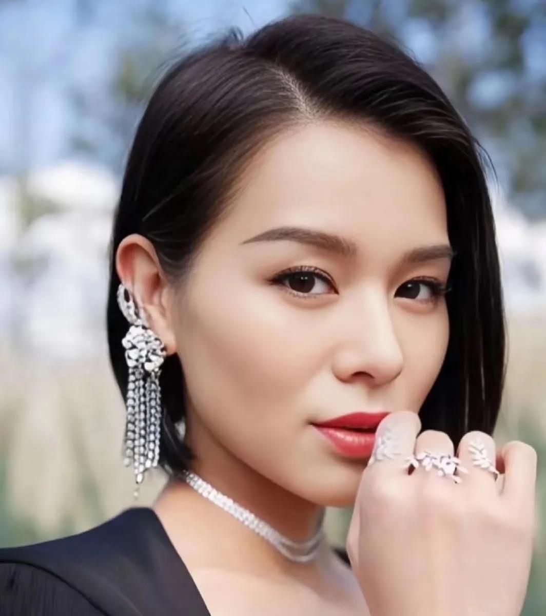怪不得杨幂离了，赵丽颖离了，杨颖离了，李小璐离了，章子怡离了，孙怡离了，佟丽娅离
