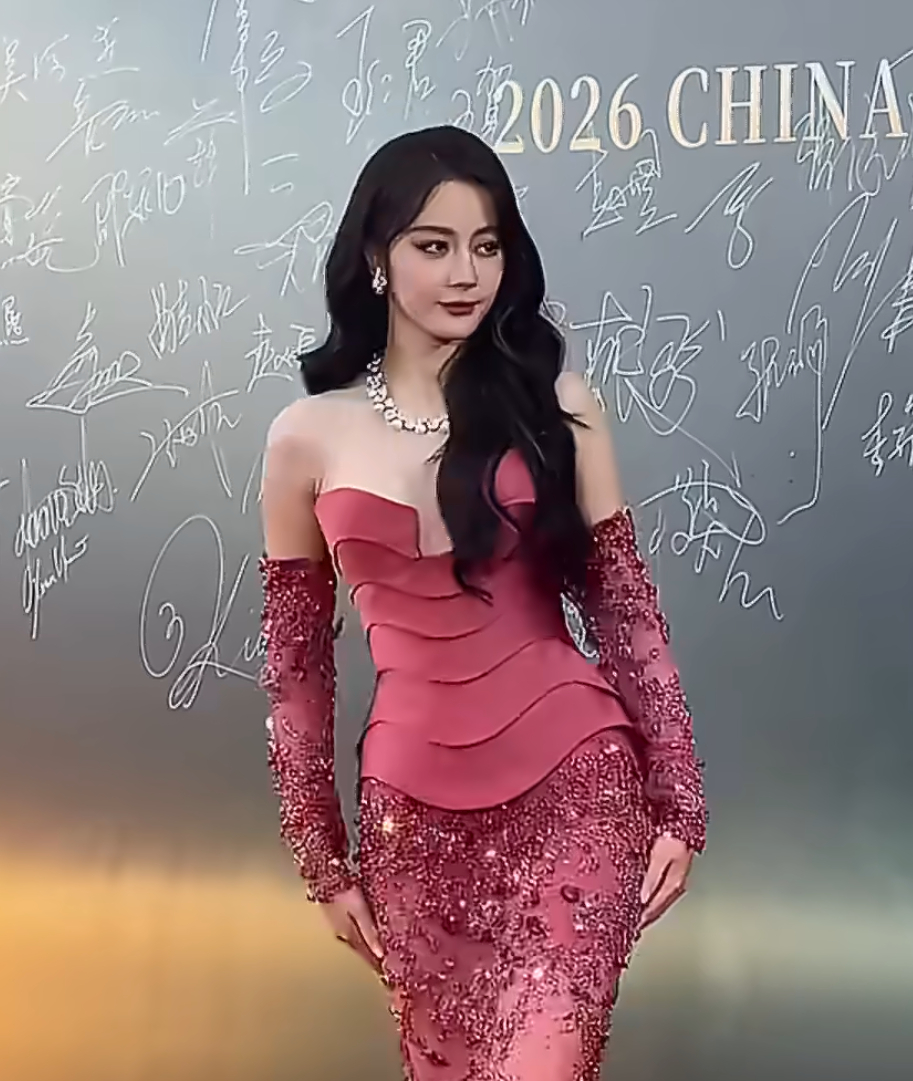 中国影视之夜 迪丽热巴绯红女王盛装赴约中国影视之夜！迪丽热巴身着Georges 