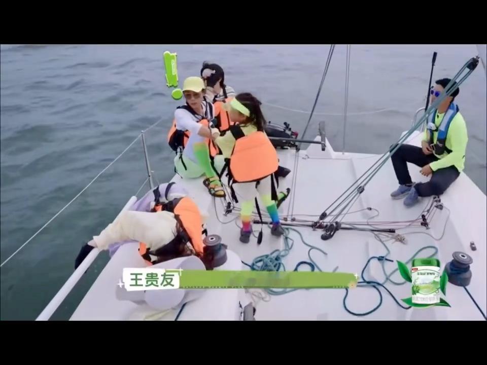 小酒窝听到董璇这段该伤心了董璇在节目上哭了反差感直接拉满，镜头里看着眼眶泛红氛围