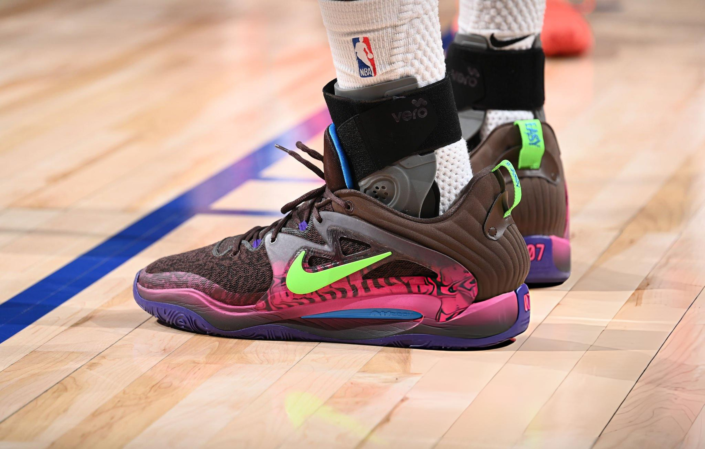 Jalen Duren 上脚 Nike KD 16 PE。这配色玩得真到位了！ 