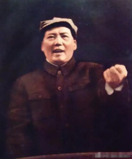 新中国刚成立，一群外国人拿着“欠条”，傲慢地来找毛主席讨债，谁料毛主席的回答令他