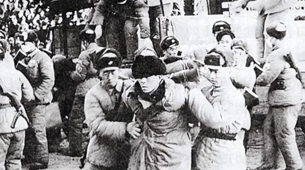 1949年，重庆解放后，杀害江姐的特务刘志钦躲在岳母家，自以为天衣无缝，谁知喝酒