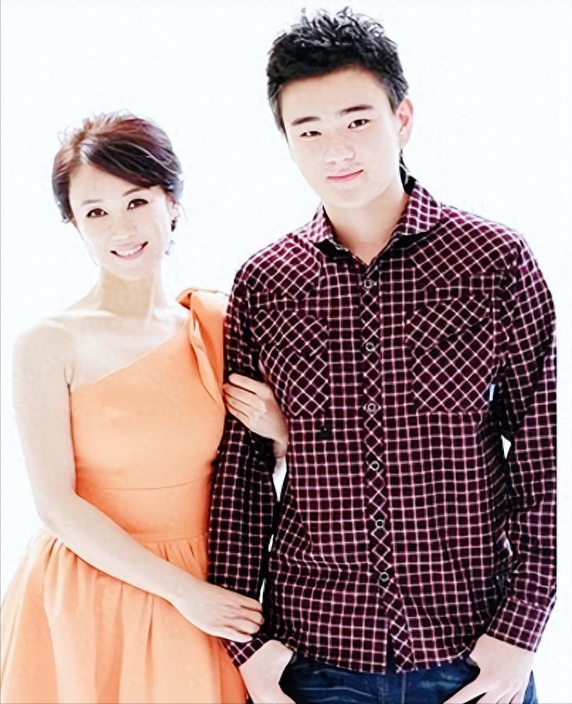 【“最美妲己”傅艺伟儿子离世，59岁的她人生故事令人唏嘘】
 
娱乐圈里，有一位