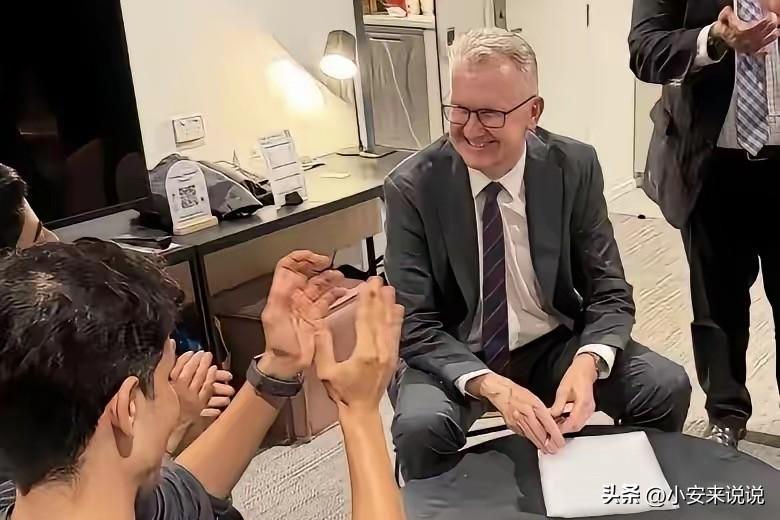 澳大利亚终于出手了。
今天凌晨，澳大利亚内政部长亲自赶到酒店，给5名伊朗女足球员