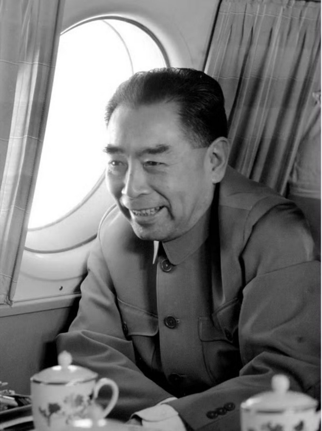 1963年周恩来同志在飞机上一张照片留念！今天，中华奋起，腾飞世界！您一定也在注