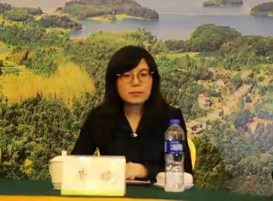 职场仙人跳也没有免去牢狱之灾，这个女人是原建设银行总行一个部门的总经理黄曦，为了