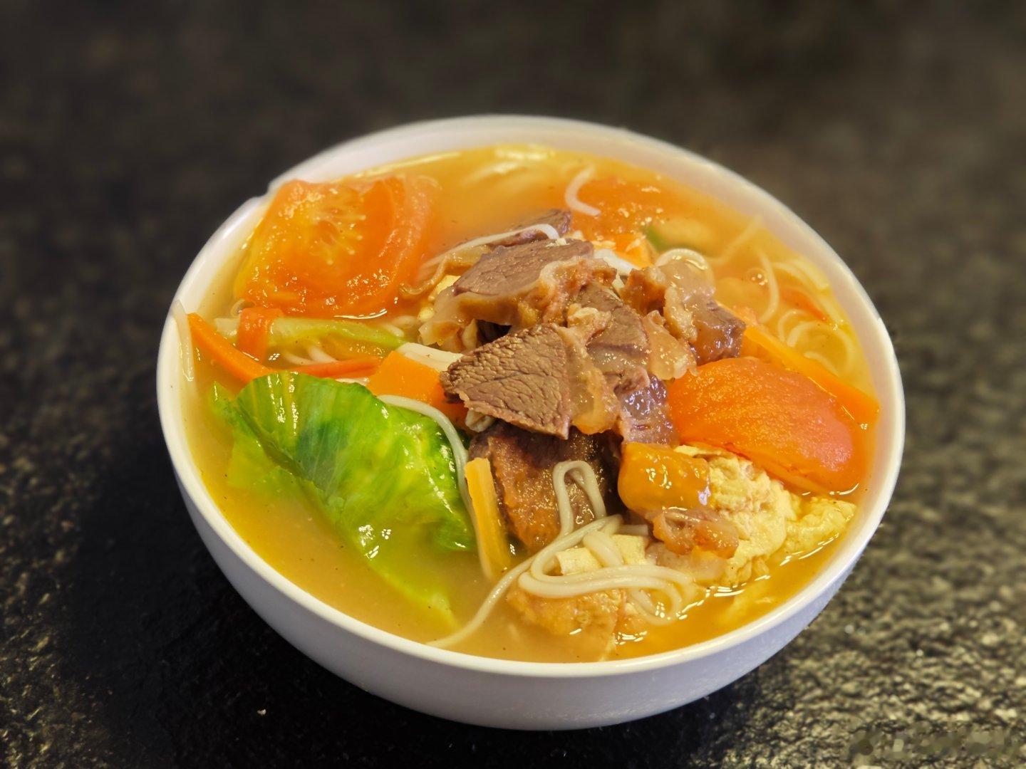一碗清汤面，味道不错，但貌似减肥路上吃多了!#林溪一语# ​​​