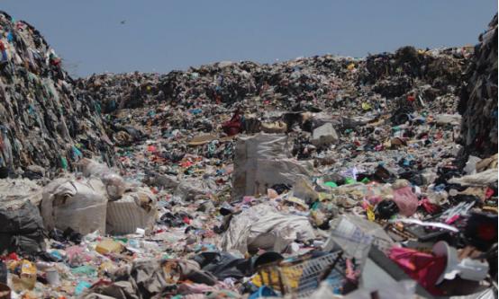 美国太缺德了，把毒垃圾全倒给墨西哥，就因为离美国近，被美国当成了“垃圾回收站”，