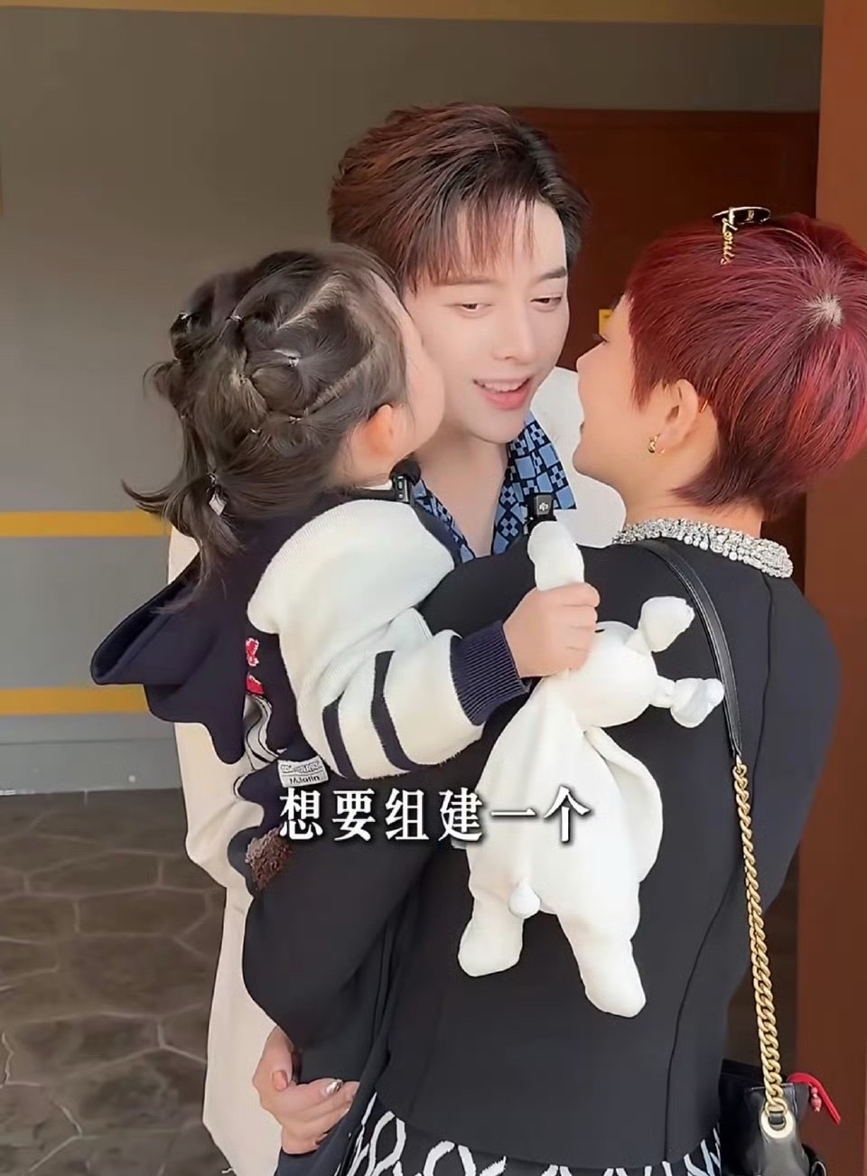 韩承羽宣布结婚生女今天一看他发的官宣视频，突然觉得这哥们挺爷们的。老婆保胎他停工