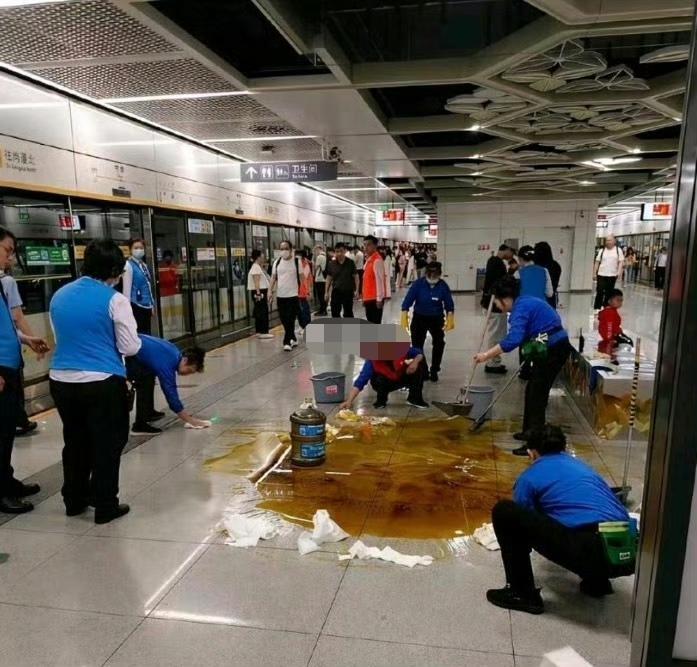 地铁的保洁天都要塌了。 ​​​这个，该是事故级了吧？不仅需要把油吸干抹净，还需要